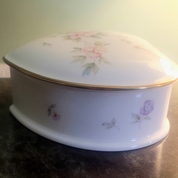 Mikasa Rememberance Heart-Shaped Floral Trinket Box - Picture 4 of 6